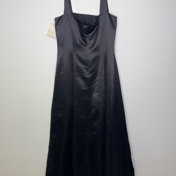 Elegant Strapless Black Dress with Floral Embroidery - Picture 2 of 2